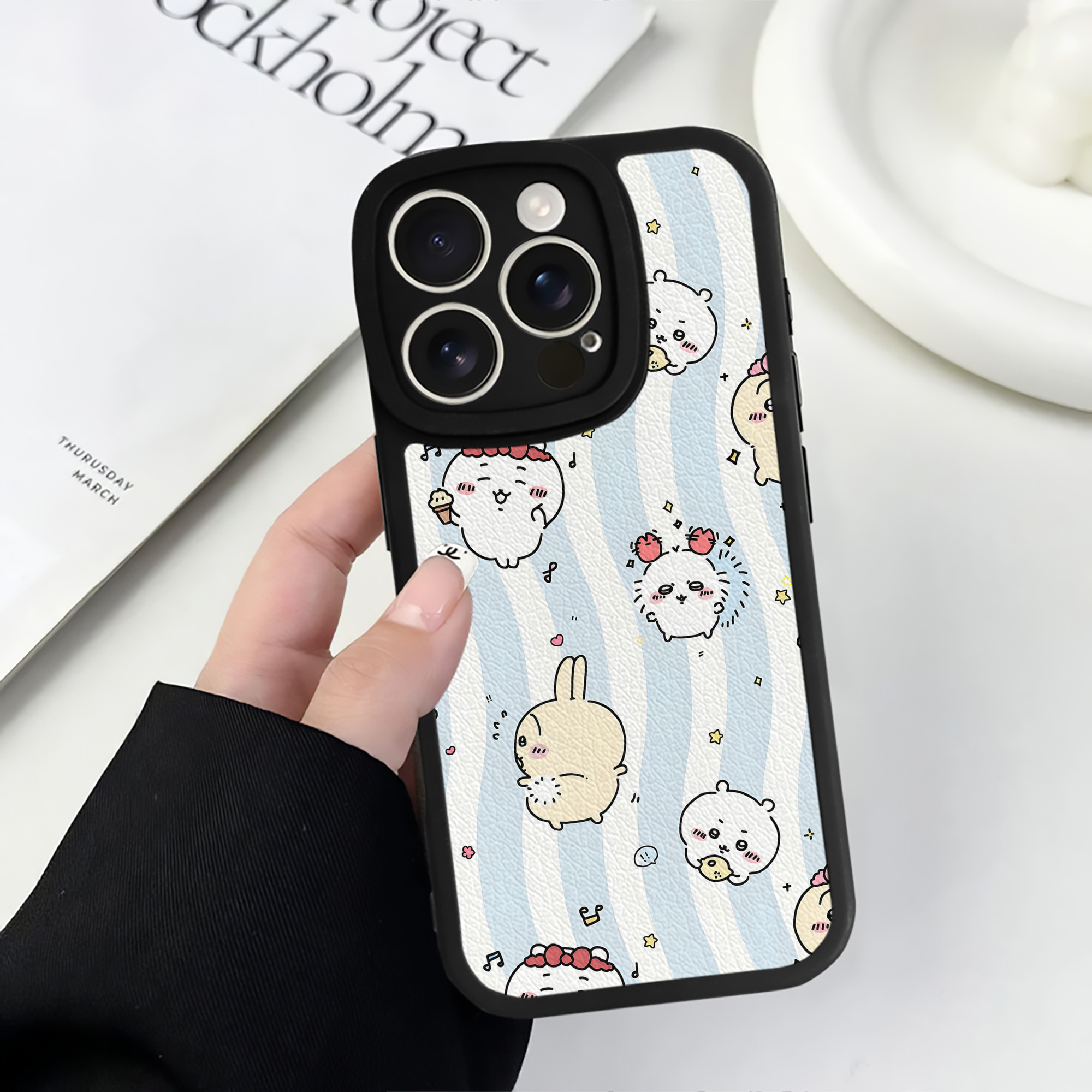 （画像用） ちいかわ Chii-kawa 【iPhone 16シリーズ対応】シリコンスマホケース（レザー調） 材質：シリコン
